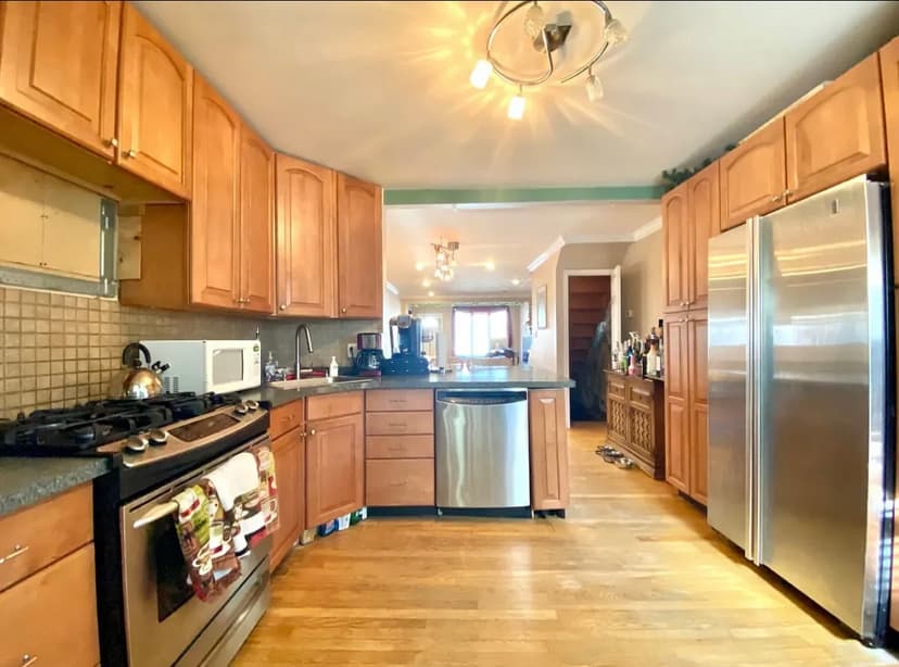 Original photo of a room with roomGPT.io